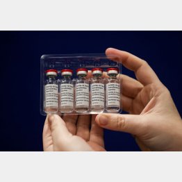 ワクチン打つのも肝試しか（英アストラゼネカ製の新型コロナワクチン）／（Ｃ）ロイター