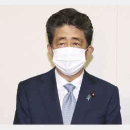 静かに見守っている場合じゃない（記者の質問に答える安倍前首相＝30日）／（Ｃ）共同通信社