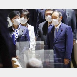 国民に何らメッセージがない（東京五輪開会式での菅首相と小池都知事）／（Ｃ）共同通信社
