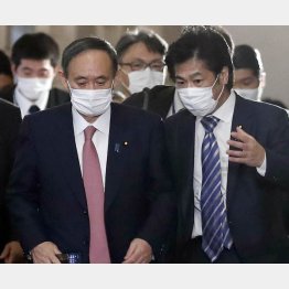 「政府で決める」と田村厚労相（左は、菅首相）／（Ｃ）日刊ゲンダイ