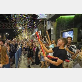 英イングランドで新型コロナウイルス対策の行動規制の撤廃を喜ぶ人々（Ｃ）AP=共同