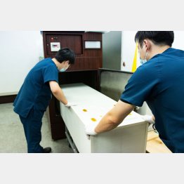 安置所の保冷庫に棺を入れるコロナ専門チーム（提供：ディライト）
