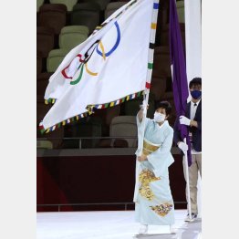 閉会式では誇らしげに五輪旗を振っていた小池百合子都知事だが（Ｃ）真野慎也／ＪＭＰＡ