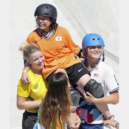 共生の思想を体現（他の選手に担がれ健闘を讃えられる岡本碧優）／（Ｃ）共同通信社