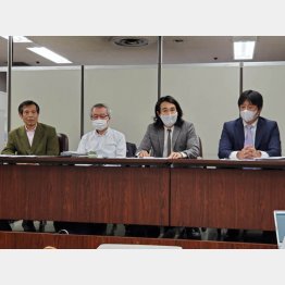 日弁連に審査請求をすることを発表した記者会見（20年6月11日）浅野健太郎弁護士（右端）と酒井将弁護士（その左）／（Ｃ）日刊ゲンダイ