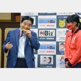 弁償を申し出ても気が済むのは河村市長だけ（表敬訪問した女子ソフトボールの後藤選手＝右）／（Ｃ）共同通信社