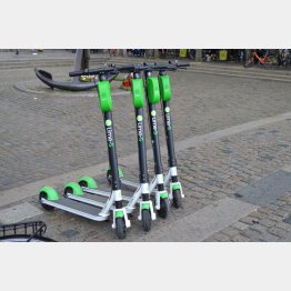 デンマーク、コペンハーゲンに駐車中の電動キックボード（Ｃ）PIXTA