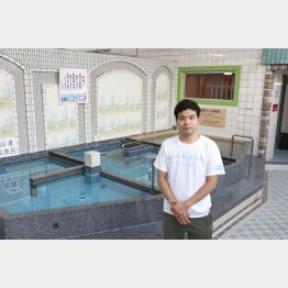 店主の木越さん（奥からサウナ、高濃度人工炭酸泉、ジェット風呂、低周波電気風呂）／（Ｃ）日刊ゲンダイ