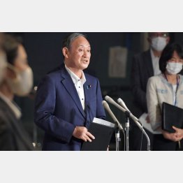 緊急事態宣言地域拡大について、記者団の取材に応じる菅首相だが…（Ｃ）共同通信社