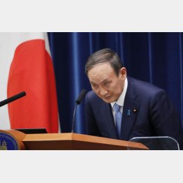 ギリギリ解散できる余地を残したつもりだったが…（緊急事態宣言の拡大と期間延長を決め、会見する菅首相＝昨17日）／（C）JMPA