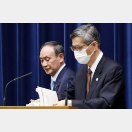 今や国民は、風邪もひけず、手術もできず（緊急事態宣言の拡大と期間延長を決め、会見する菅首相と分科会の尾身会長＝昨17日）／（Ｃ）JMPA