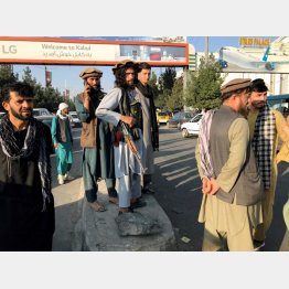 首都カブールを占拠後、国際空港の側に立つタリバン戦闘士ら（Ｃ）ロイター