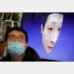 今後、中国が世界のさまざまな分野で他を圧倒する（AI顔認識プログラムを研究するHanwang Technology 〈漢王科技股份有限公司〉の技術者＝ロイター）