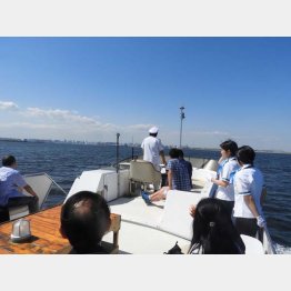 クルーザーで羽田沖の散骨スポットへ（提供写真）