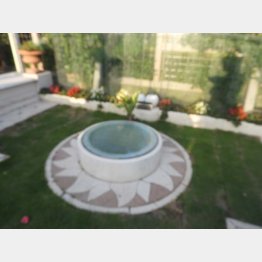 「女性のための共同墓」は柔らかなデザイン（提供写真）