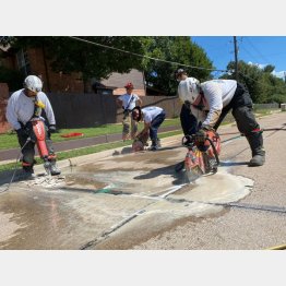 舗装の取り壊し（アーリントン消防局のフェイスブックから）