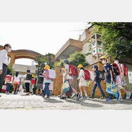 政府は学校や自治体に丸投げ…（Ｃ）共同通信社