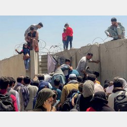 カブールの国際空港に殺到する人々（Ｃ）ロイター