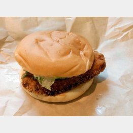 税込390円のトリキバーガーはむね肉であっさり。年配の人でも食べやすい（写真）茂木奈都