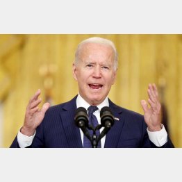 記者会見をするバイデン米大統領（Ｃ）ロイター