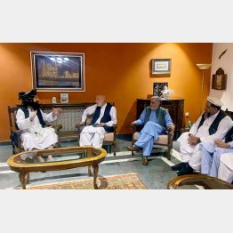 暫定政権について交渉するカルザイ元大統領（左2）らとタリバン（Ｃ）ロイター