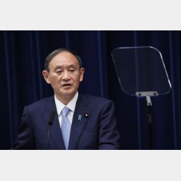 緊急事態宣言の拡大と期間延長を決め、記者会見する菅首相（Ｃ）ＪＭＰＡ