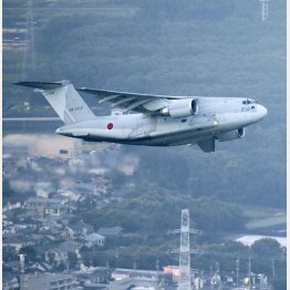 アフガニスタンに残る邦人らを避難させるため、埼玉県の航空自衛隊入間基地を出発したＣ２輸送機（Ｃ）共同通信社