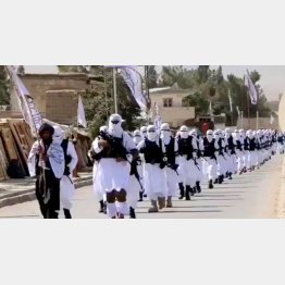 ザブル州カラートでユニフォームを着て行進するタリバン軍（Ｃ）ロイター