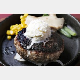 合う酒＝赤ワイン（Ｃ）日刊ゲンダイ