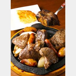 アサード盛り合わせ（撮影・大西尚明）