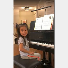 たった3歳で２つの音楽コンクールに優勝したブリジット・シエちゃん（母親のニコルさんのユーチューブから）