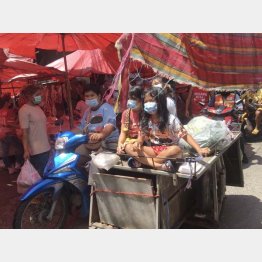 最悪の状況は脱したが、市場の賑わいはまだまだ（在住日本人提供）