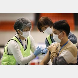 接種離れにならなければいいが（Ｃ）共同通信社