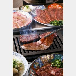 六甲園盛り（但馬牛・本日の希少部位5～6種類＋名物ホルモンMIX＋タレタン）1人前4200円（撮影）大西尚明