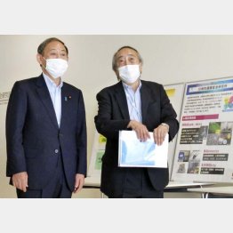 PCR検査を抑制したことが最初の大きな間違いだった（菅首相と岡部信彦氏）／（Ｃ）共同通信社