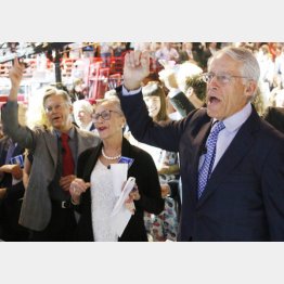 右から、「ウォルマート」創業者ウォルトン一族のロブ前会長、アリス、ジム取締役の3氏（Ｃ）ロイター