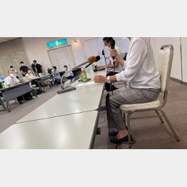 川内議員と講演にのぞむ赤木雅子さん（鹿児島市内＝撮影：相澤冬樹）