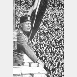 ムソリーニは大衆を前にオペラまがいのセリフで演説するほどの雄弁家であった（Ｃ）World History Archive／ニューズコム／共同通信イメージズ