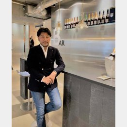 店内のバーで（撮影：筆者）