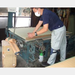 20年選手の機械で作業する高野周治さん（提供写真）