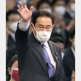 自民党の新総裁に選出され、手を挙げて応える岸田文雄前政調会長（Ｃ）共同通信社