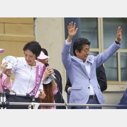 1億5000万円が全部ビラ代なら、広島県民一家に162枚もビラが届いたことになる…あり得ないでしょ（安倍前首相と河井案里被告、2019年参院選）／（Ｃ）共同通信社