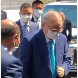 高山清司若頭（右）と竹内照明若頭補佐（後ろ）／（Ｃ）日刊ゲンダイ