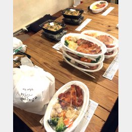 配達・取り置きのために並べられた各店の弁当（Ｃ）日刊ゲンダイ
