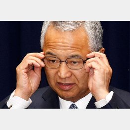 2016年、金銭問題の記者会見で辞任を表明した甘利明経済再生担当相（当時）／（Ｃ）日刊ゲンダイ