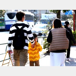 子どもの将来の教育資金も（Ｃ）日刊ゲンダイ