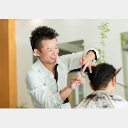 カットをする渡邉さん（提供写真）