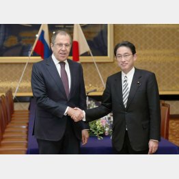 岸田首相は5年近く外相をやっていたのに…（2016年、日ロ外相会談で＝代表撮影）