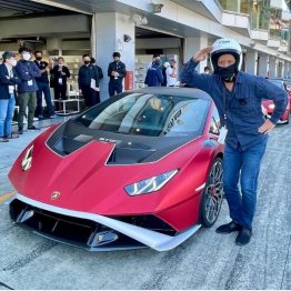 ド迫力のフロントマスク！ と筆者（写真）小沢コージ