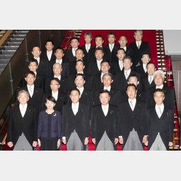 典型的な派閥順送り、これぞアベ政治継承なり（岸田首相〈前列中央左〉、松野官房長官〈同右〉と記念写真に納まる副大臣）／（Ｃ）共同通信社